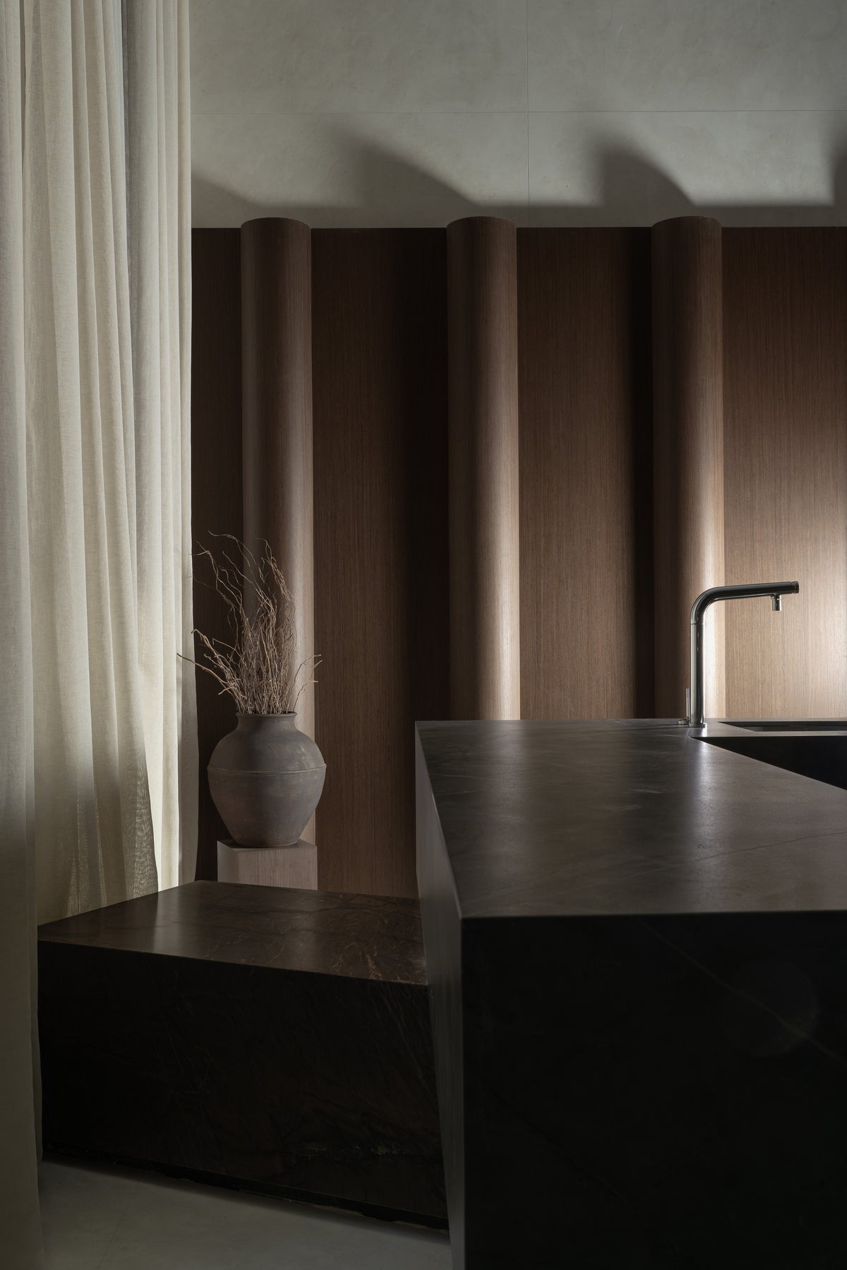 Kira Dekton 8mm in an interior setting