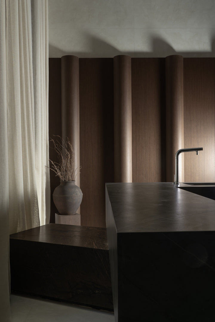 Kira Dekton 8mm in an interior setting