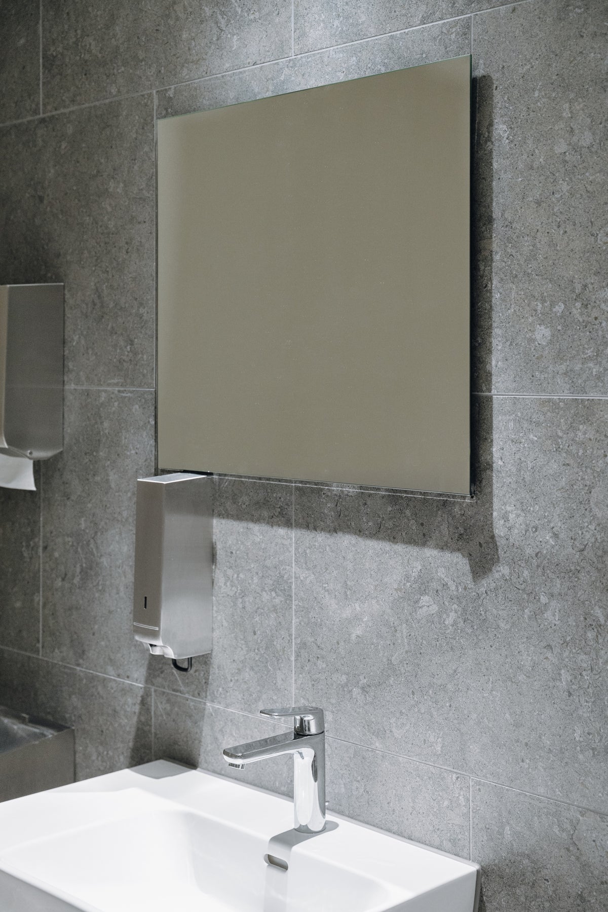Grafite Dekton 8mm in a bathroom setting
