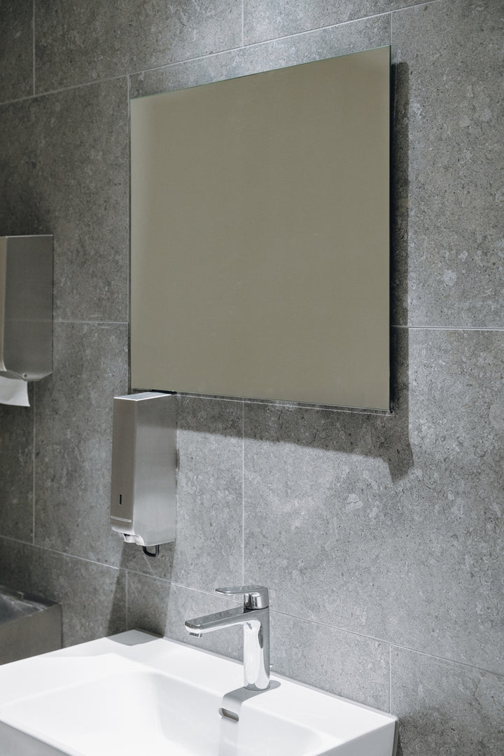 Grafite Dekton 8mm in a bathroom setting