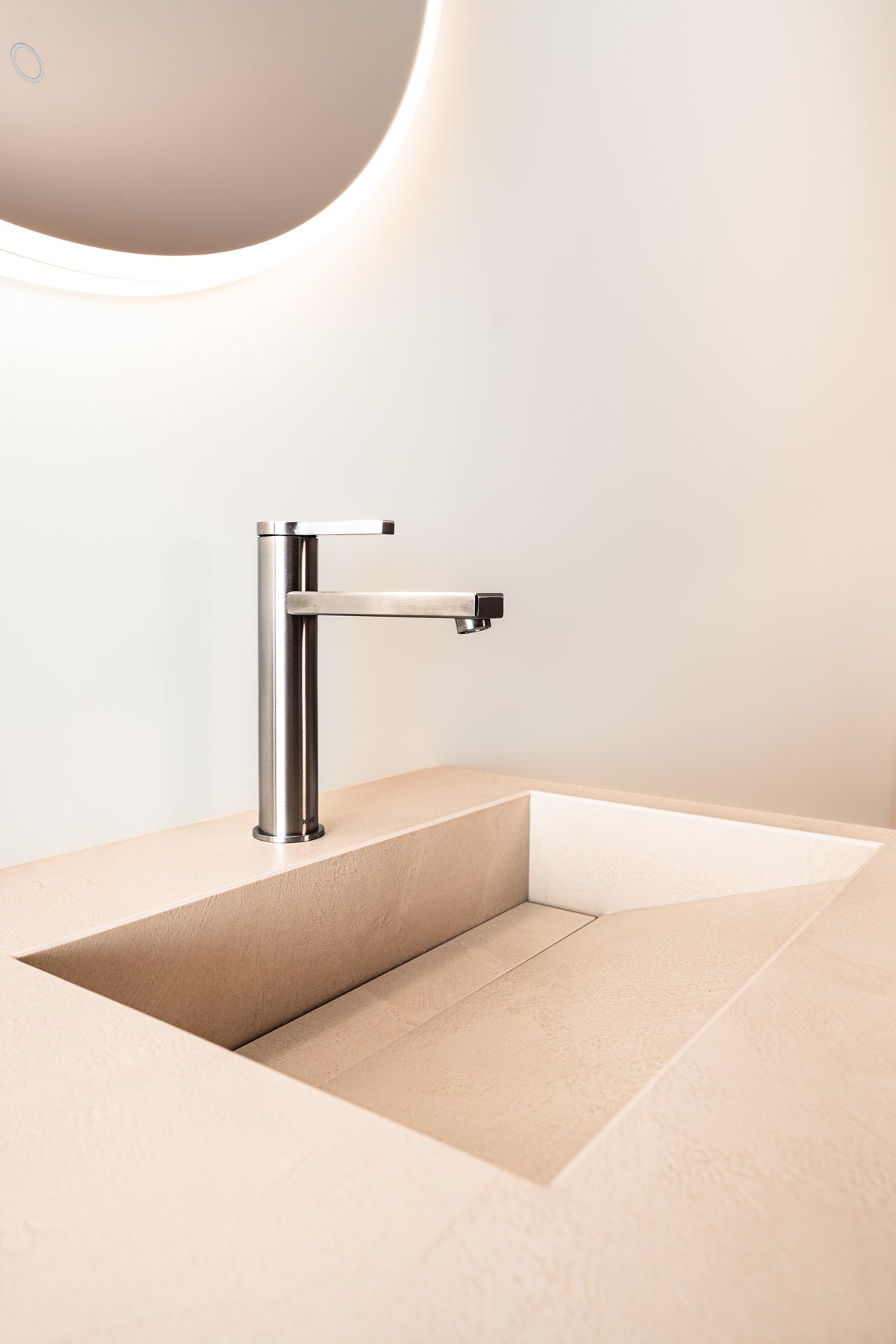 Nacre Dekton 8mm in a bathroom setting