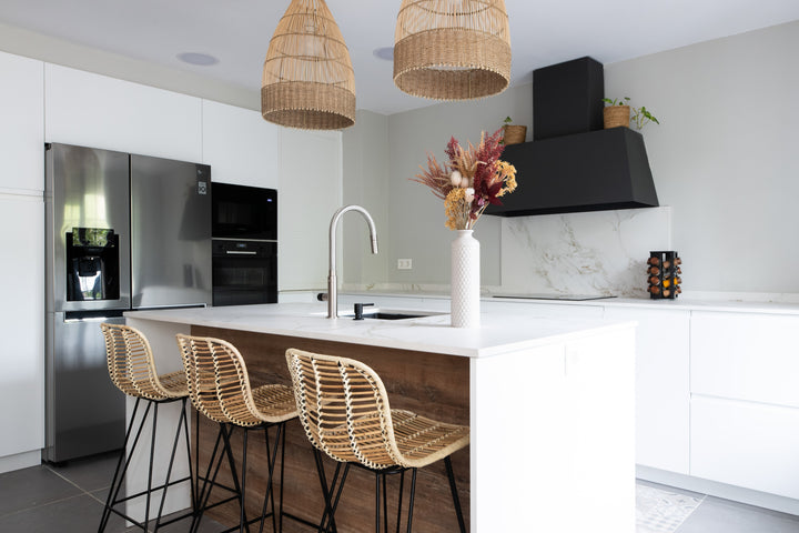 Dekton Entzo22 on a kitchen island with rattan stools