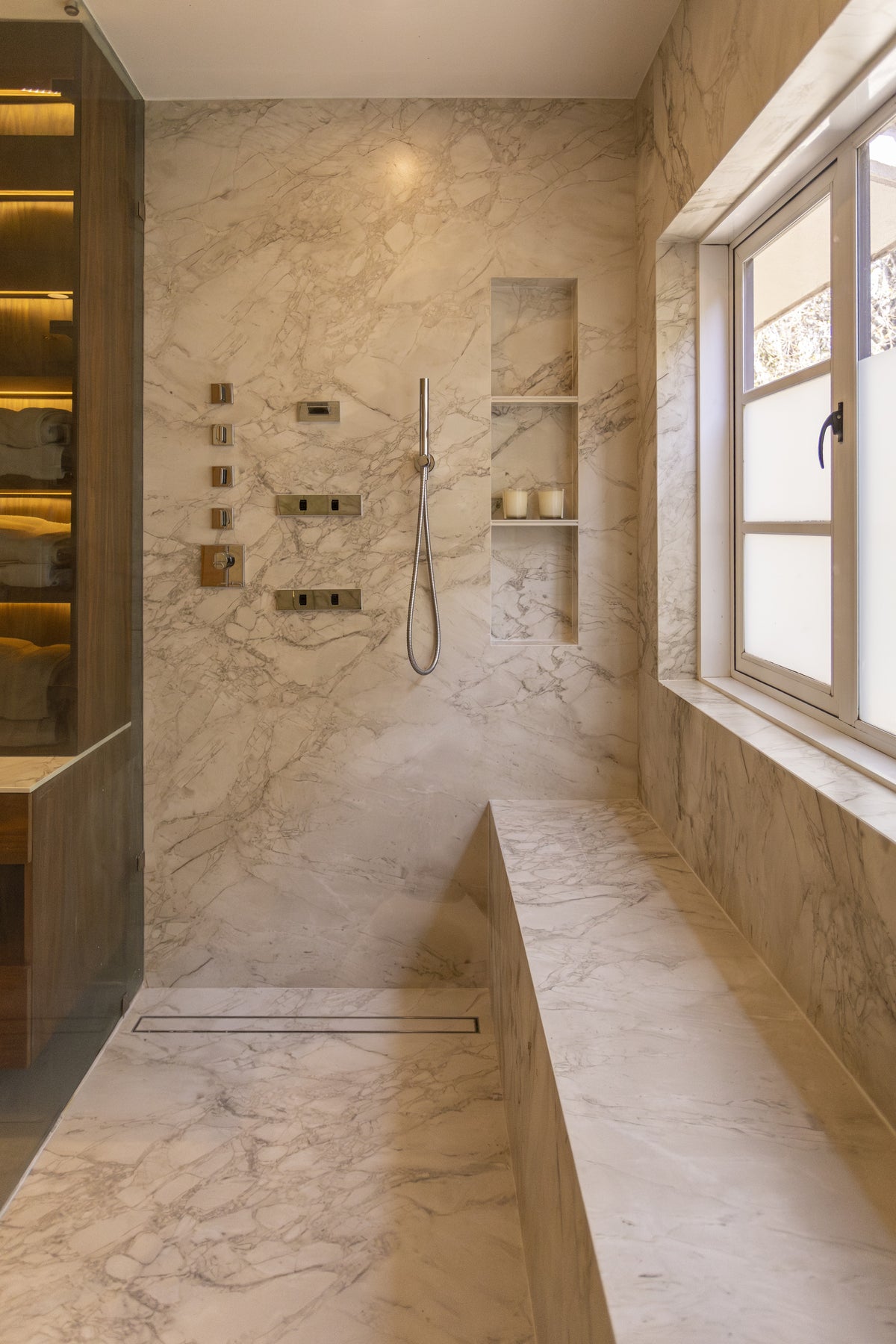 Portum Dekton 8mm in a bathroom setting