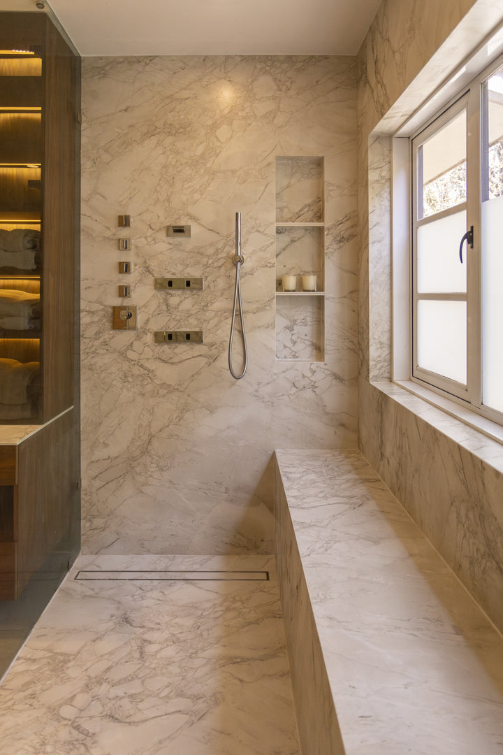Portum Dekton 8mm in a bathroom setting