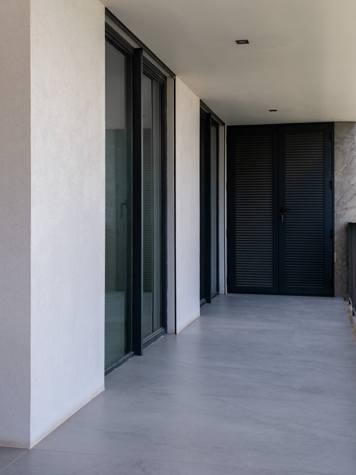 Kreta Dekton Optimma 4mm in a hallway or staircase setting