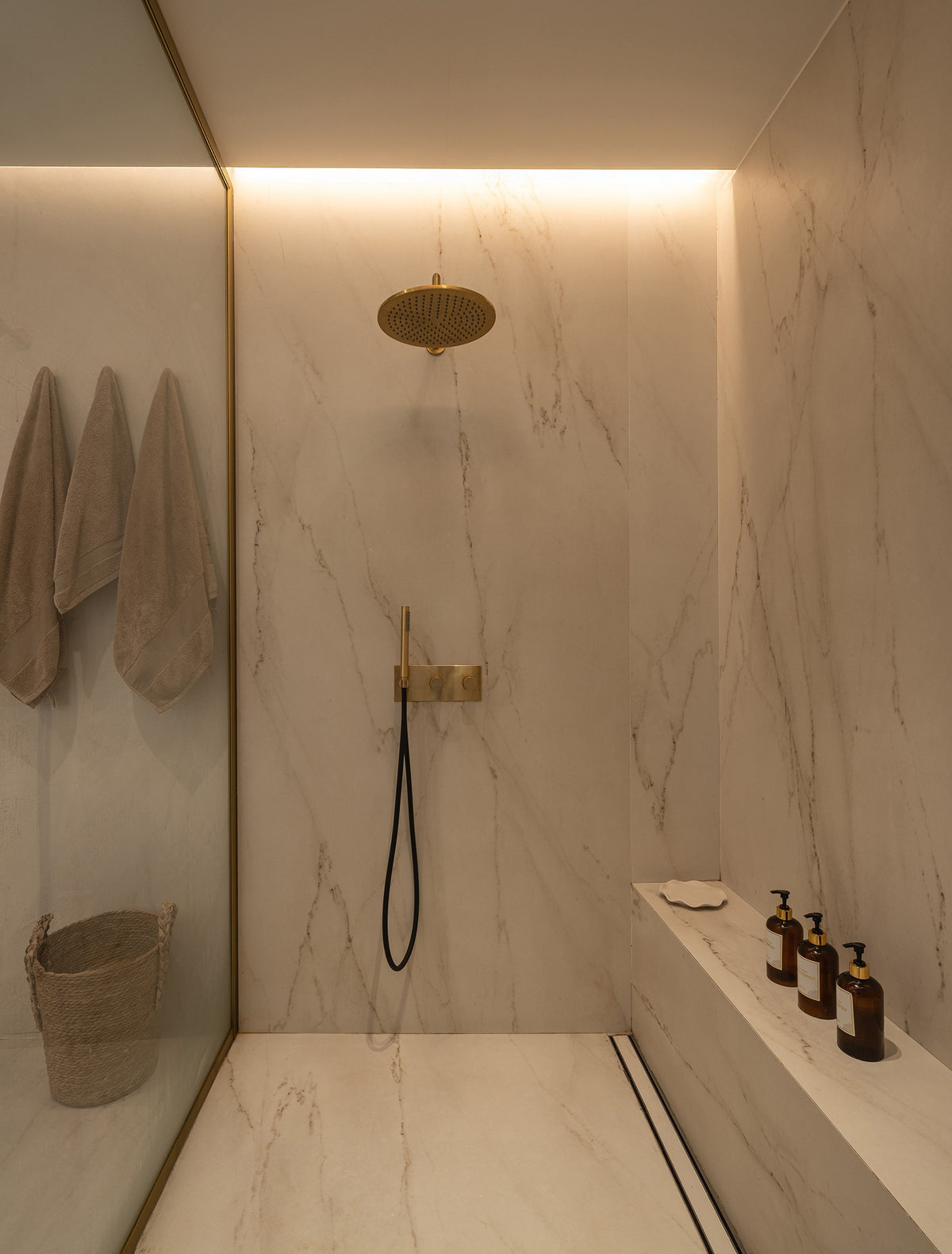 Rem Dekton 8mm in a bathroom setting