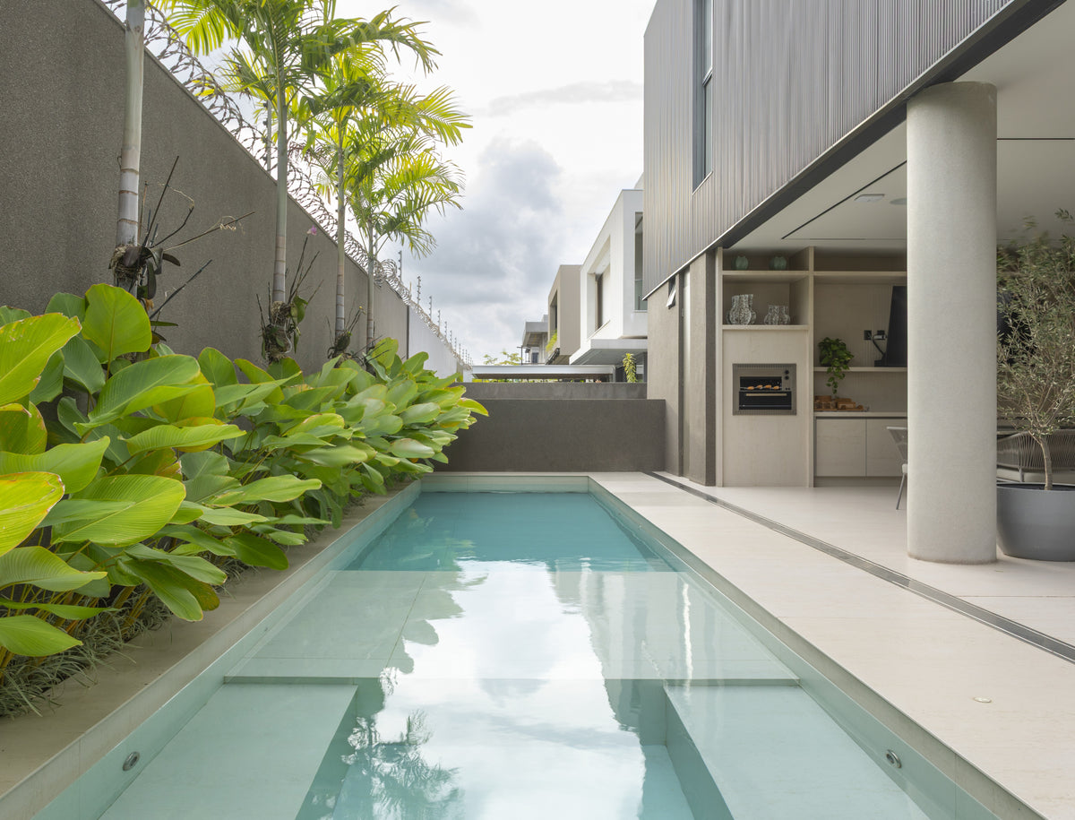 Danae Dekton 8mm in an outdoor setting
