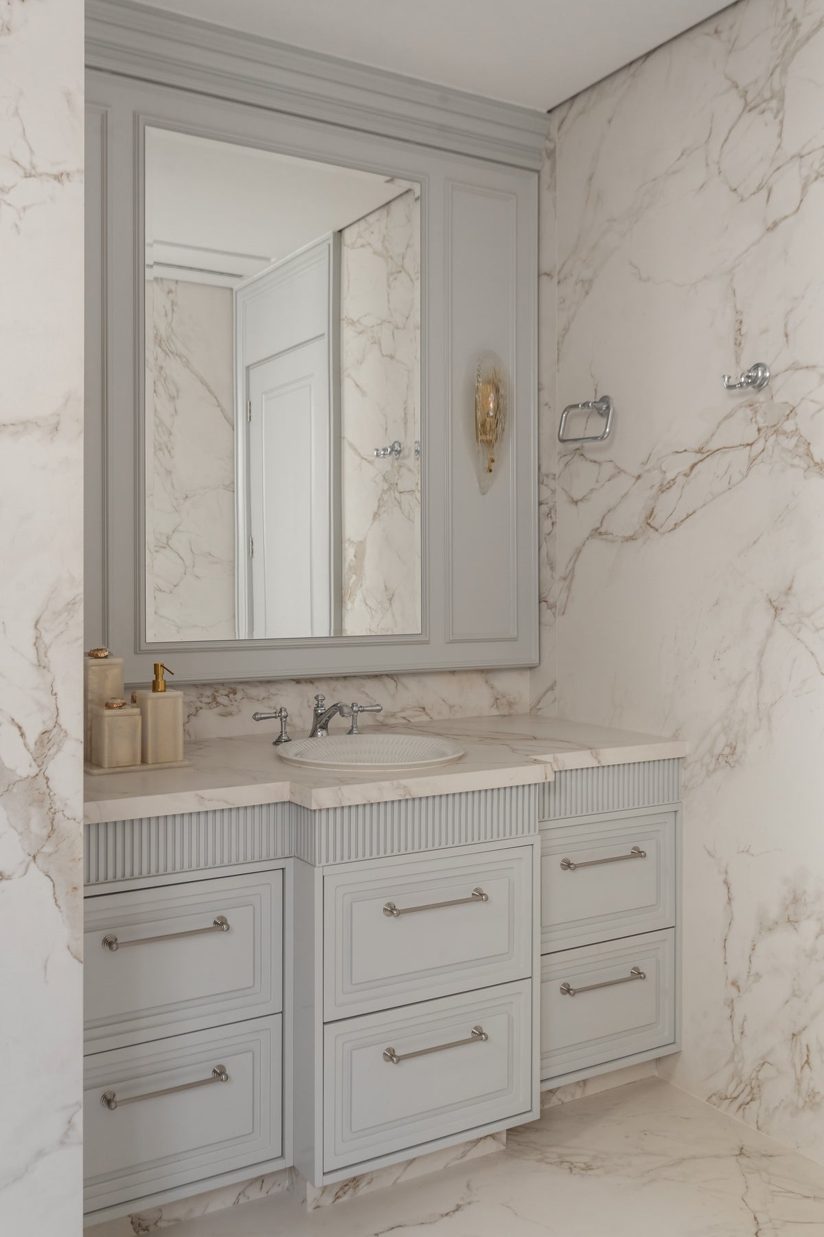 Entzo22 Dekton 8mm in a bathroom setting