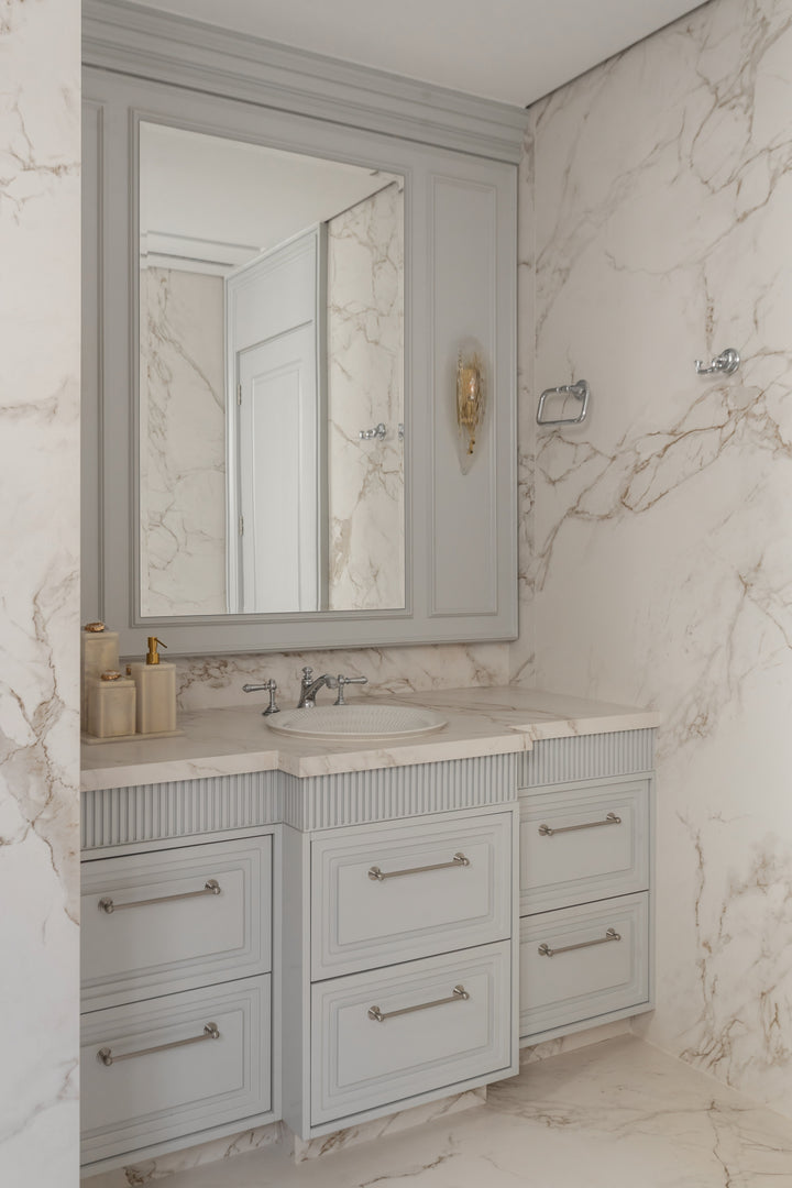Entzo22 Dekton 8mm in a bathroom setting
