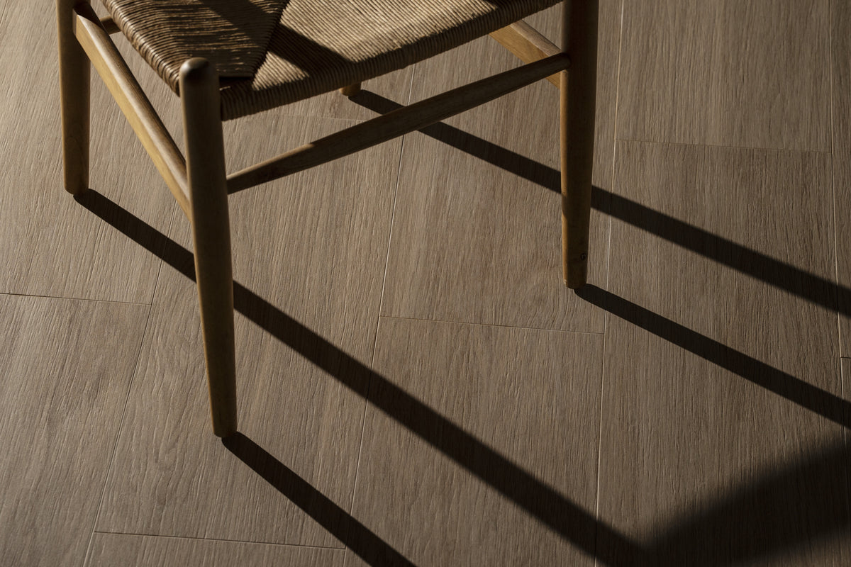Dekton Kedar on a floor close-up beneath a woven chair