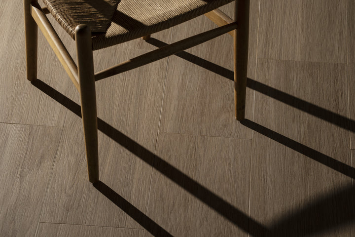 Dekton Kedar on a floor close-up beneath a woven chair