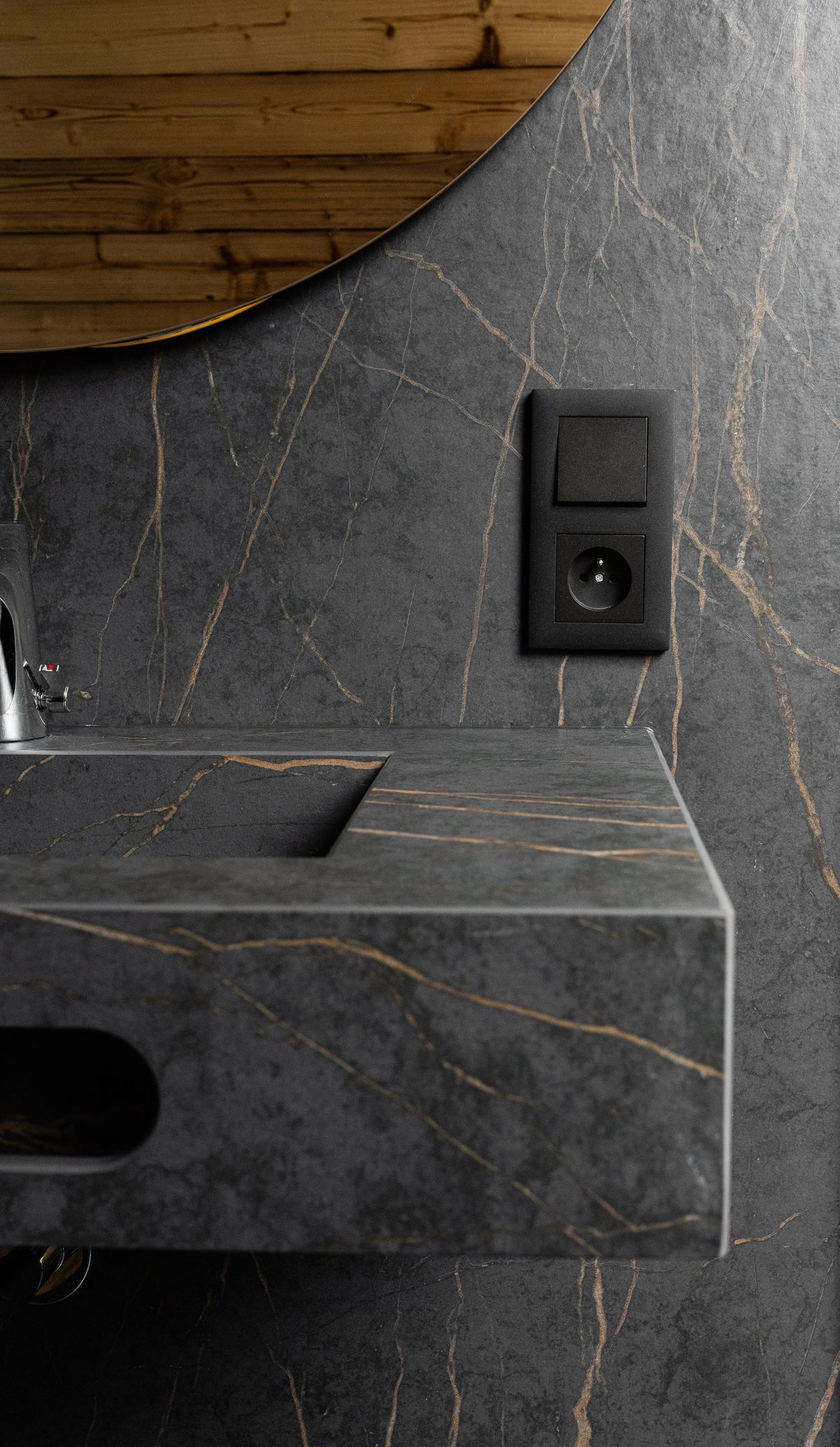 Laurent Dekton 8mm in a bathroom setting