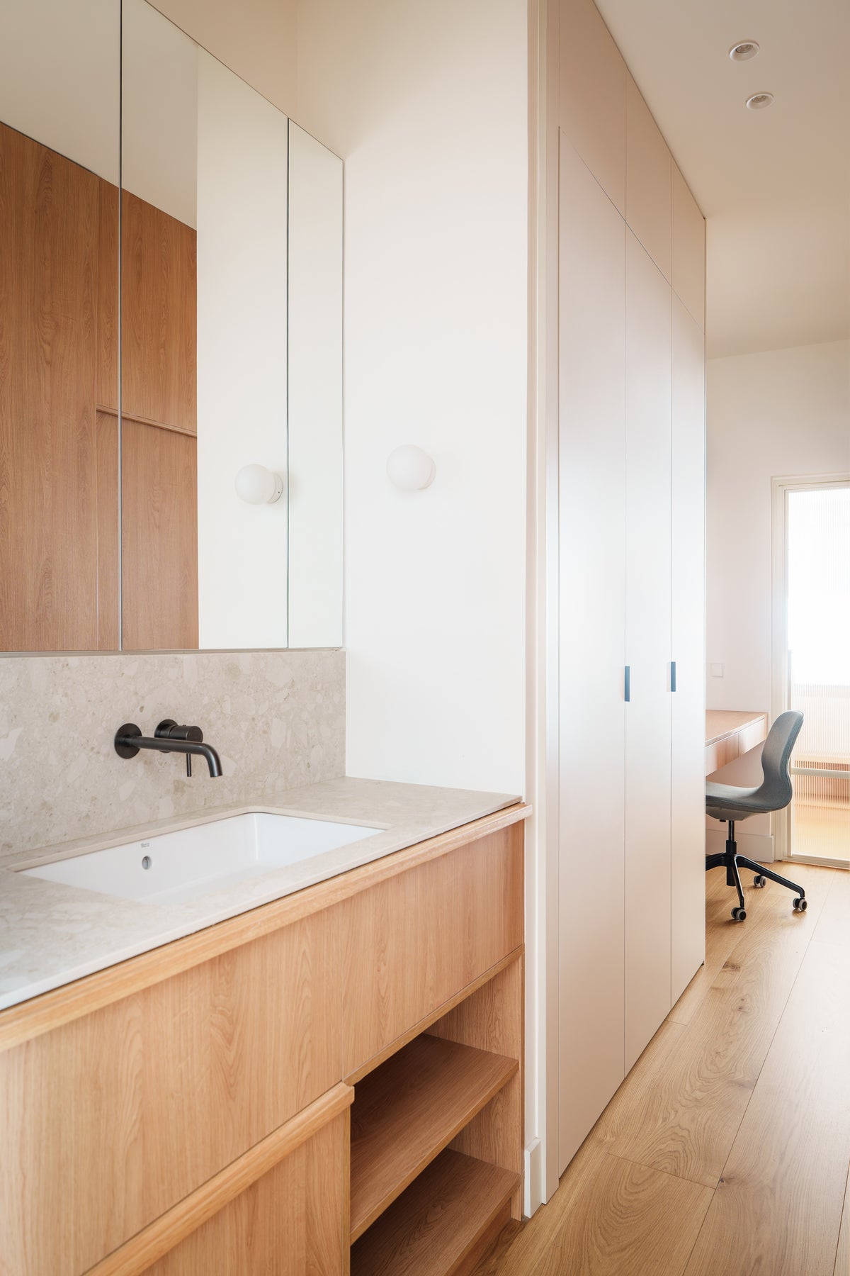 Ava Dekton 8mm in a bathroom setting