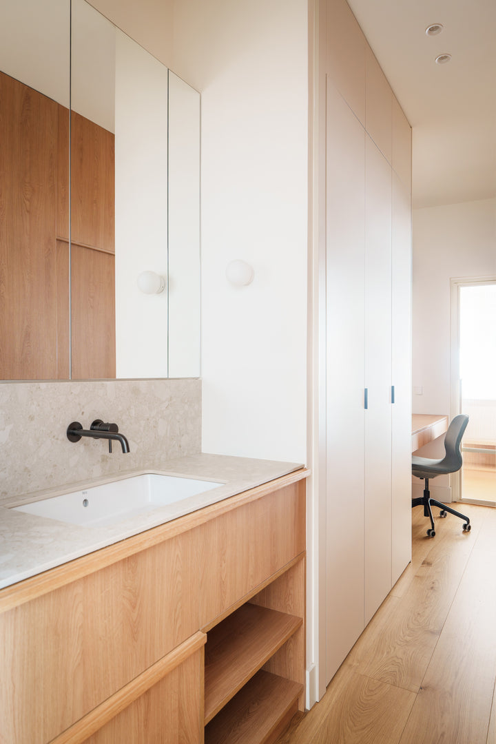 Ava Dekton 8mm in a bathroom setting