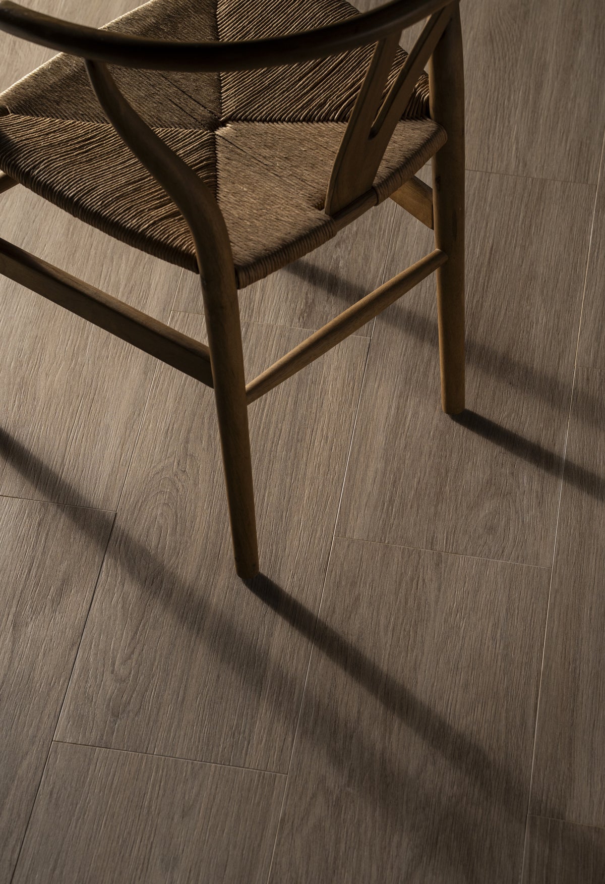 Dekton Kedar on a floor detail beneath a woven chair