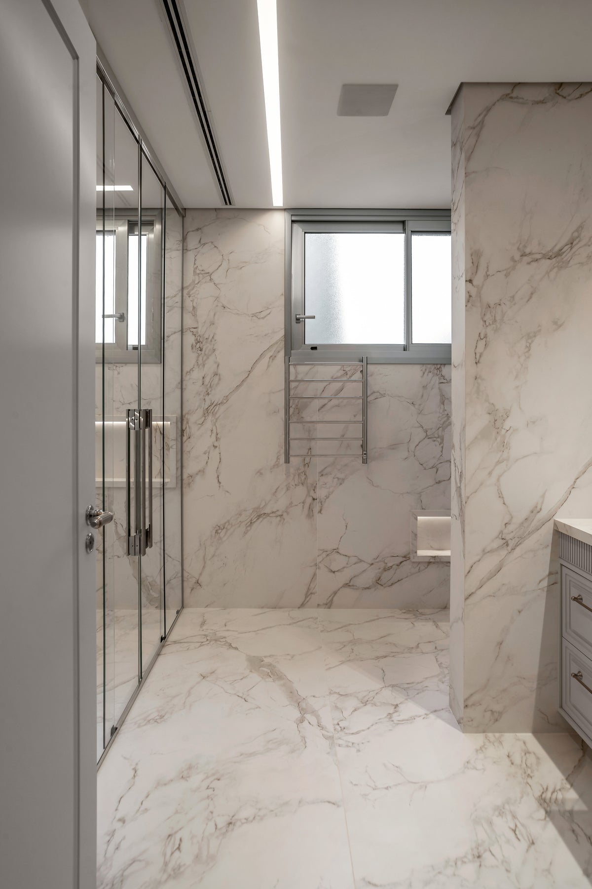 Entzo22 Dekton 8mm in a bathroom setting