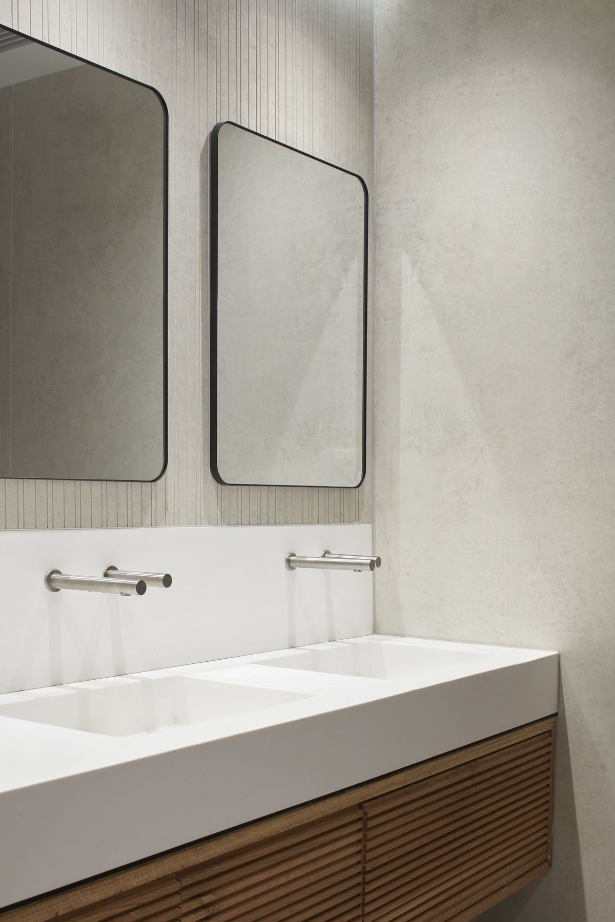 Lunar Dekton 8mm in a bathroom setting
