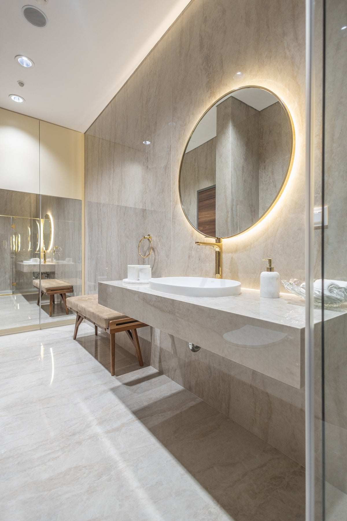 Arga Dekton 8mm in a bathroom setting
