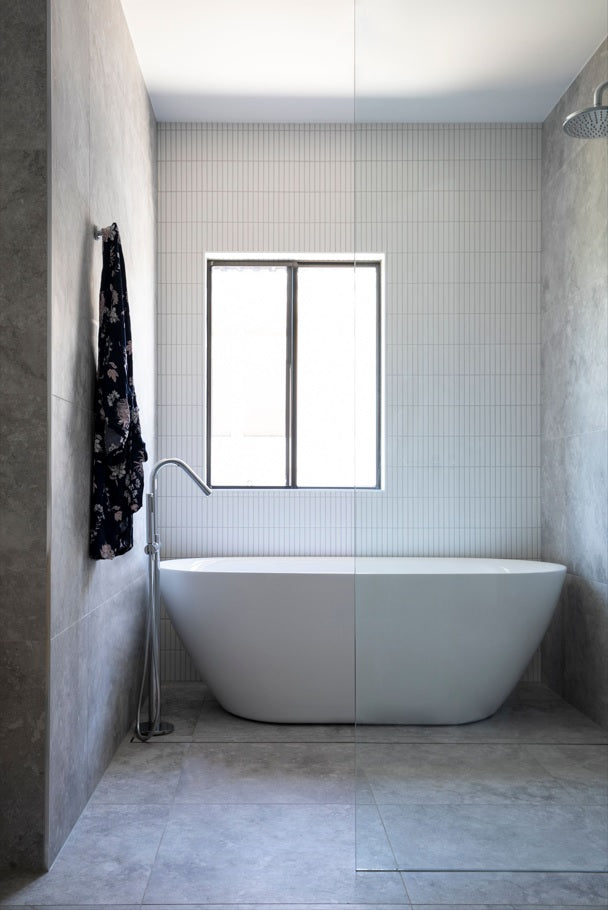 Round Freestanding Bath Spout and Hand Shower - Chrome
