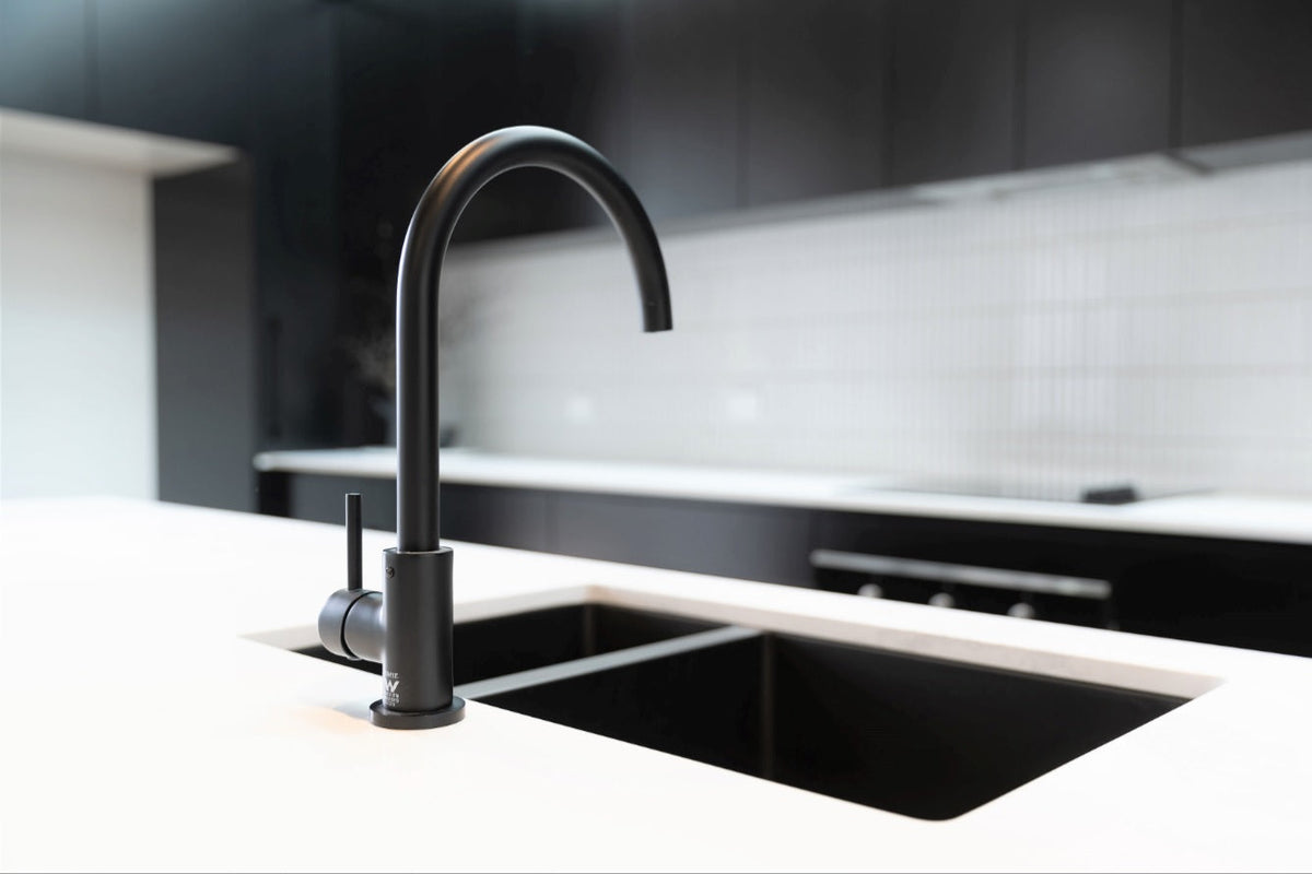 Lavello Kitchen Sink - One &amp; Half Bowl 670 x 440 - PVD Gunmetal Black