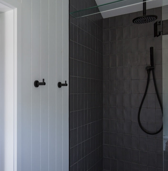 Round Shower on Swivel Bracket - Matte Black