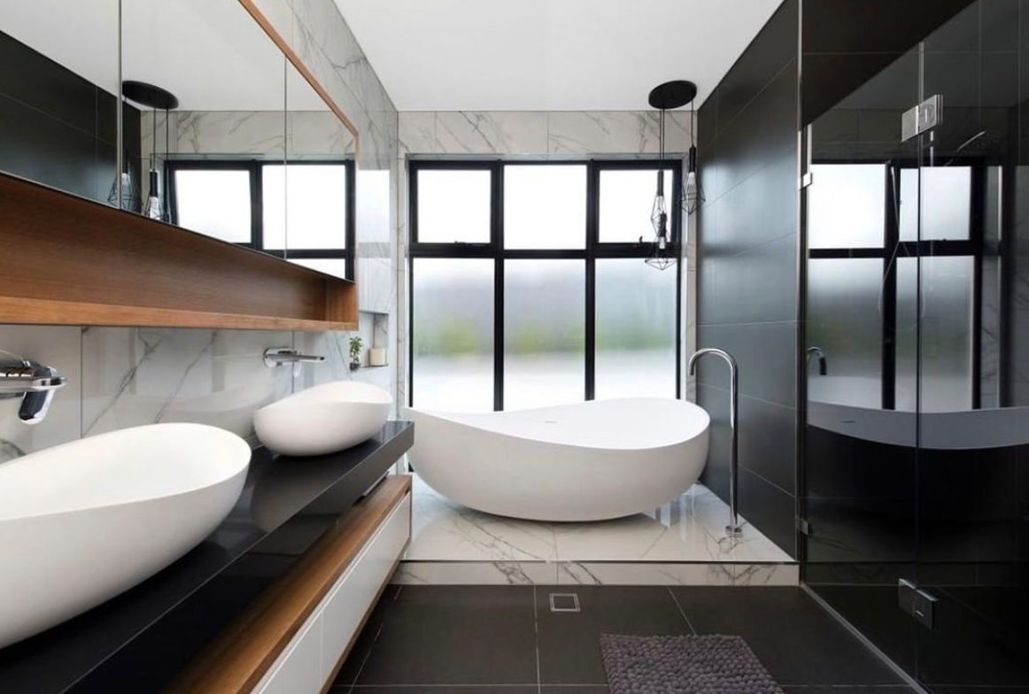 Onda freestanding bath — bathroom lifestyle