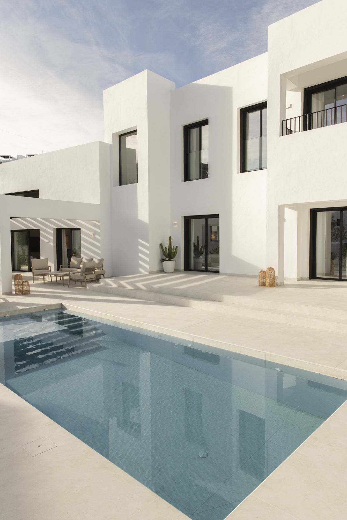 Sandik Dekton 8mm in an outdoor setting