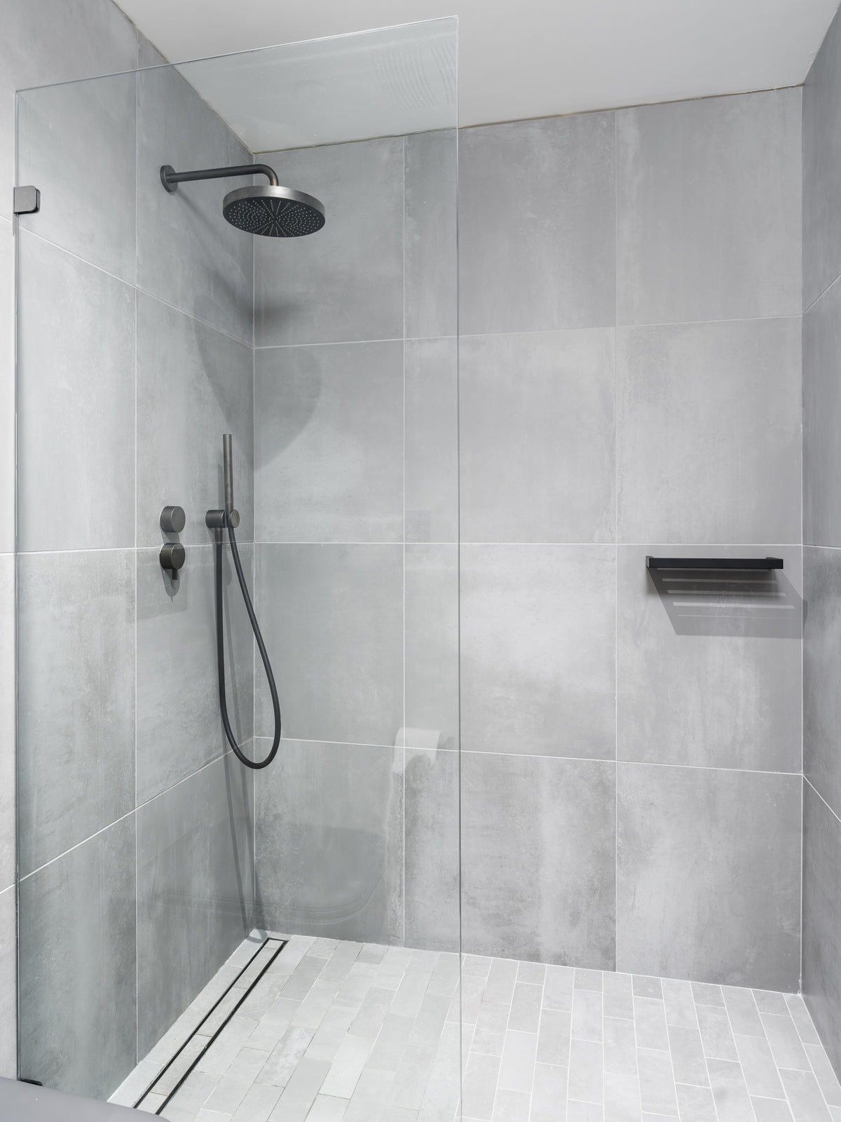 Kovik Dekton 8mm in a bathroom setting