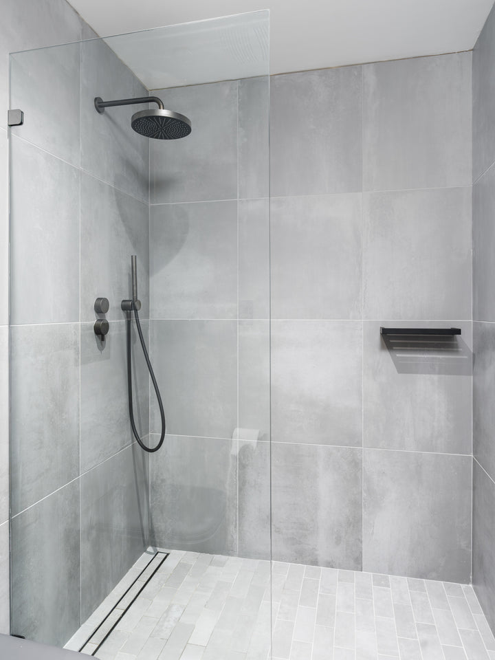 Kovik Dekton 8mm in a bathroom setting
