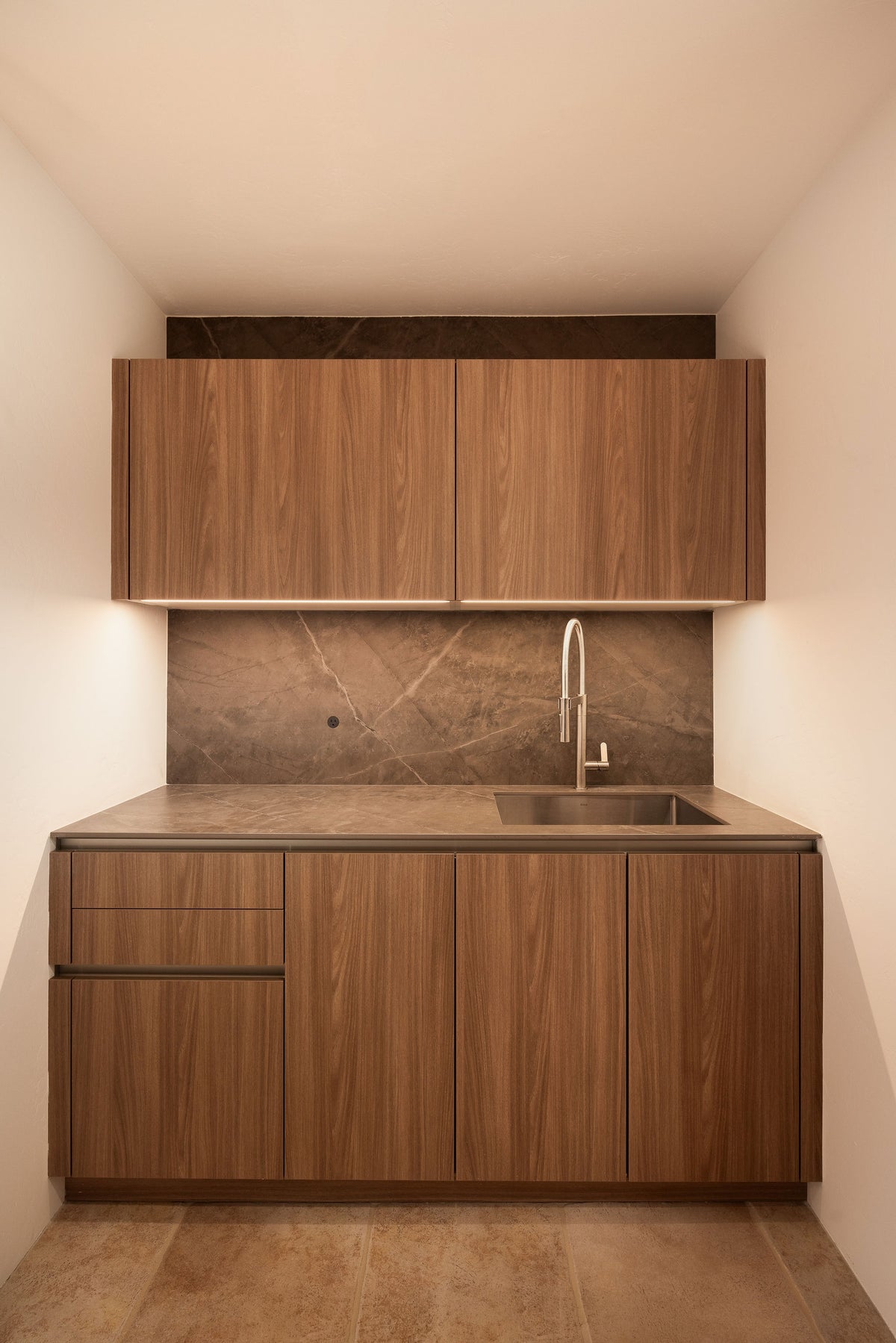Kira Dekton 8mm in an interior setting