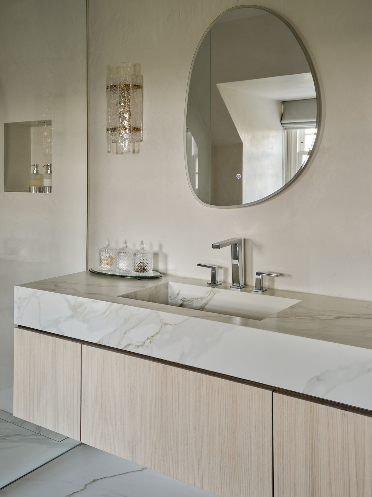 Morpheus Dekton 8mm in a bathroom setting