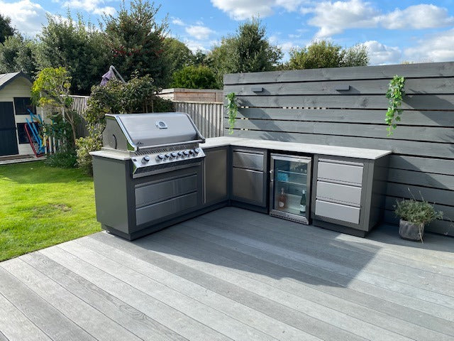 Dekton Soke in an outdoor area