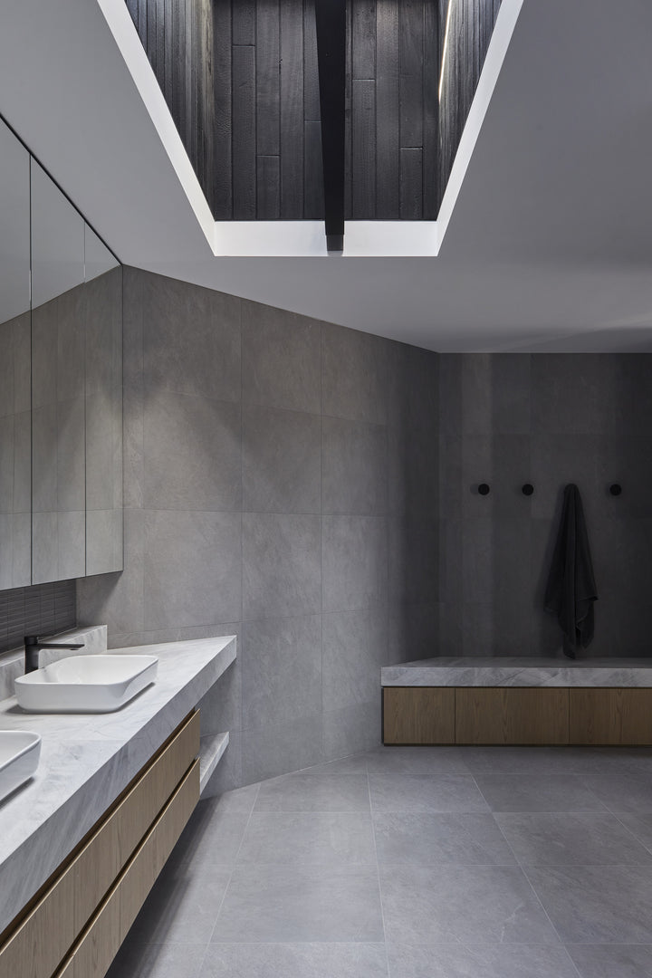 Kovik Dekton 8mm in a bathroom setting
