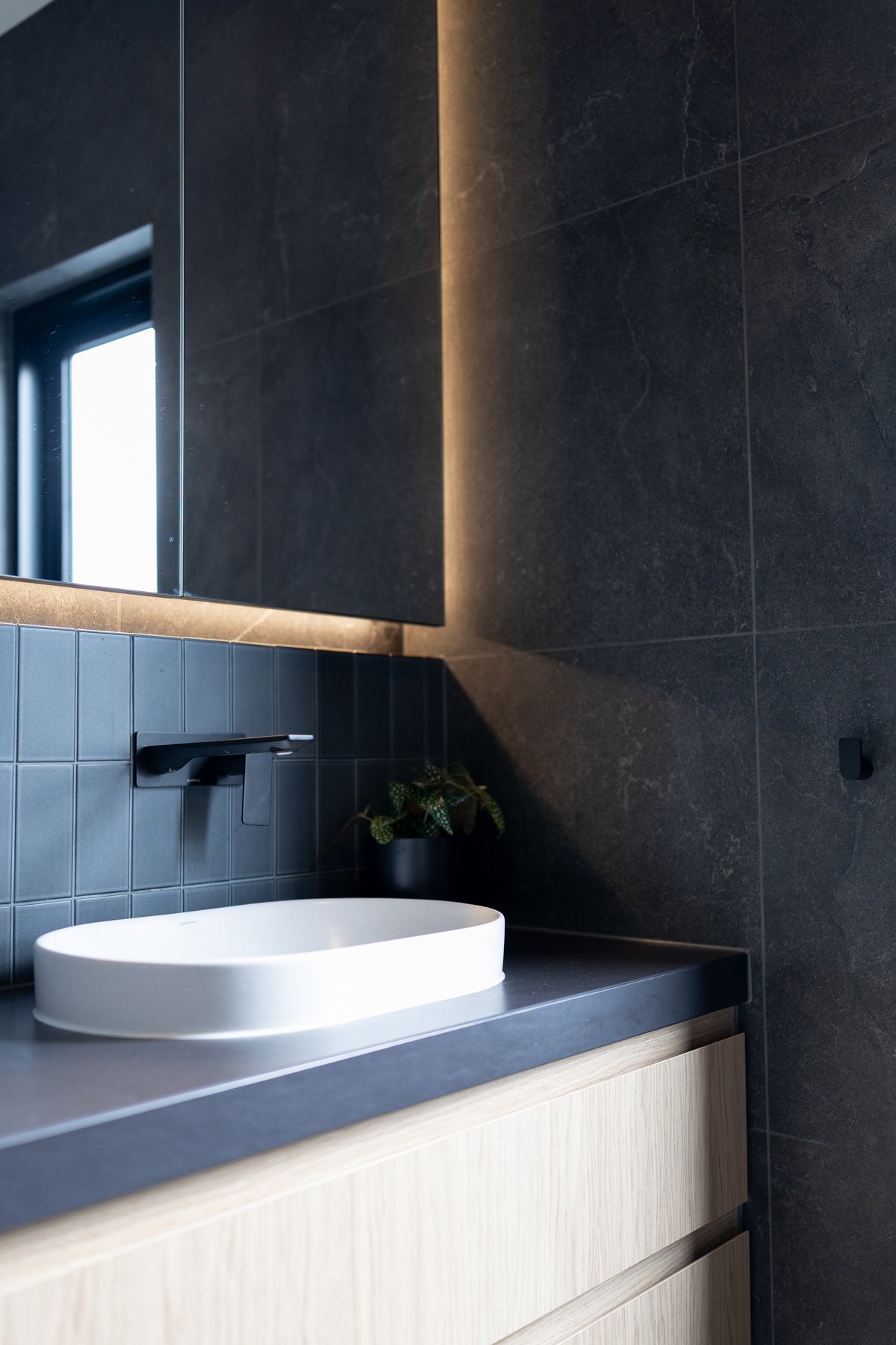 Kelya Dekton 8mm in a bathroom setting