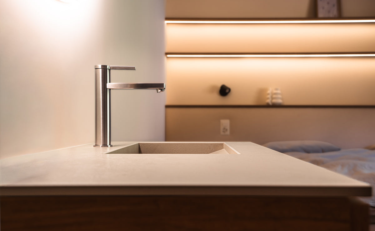 Nacre Dekton 8mm in a bathroom setting