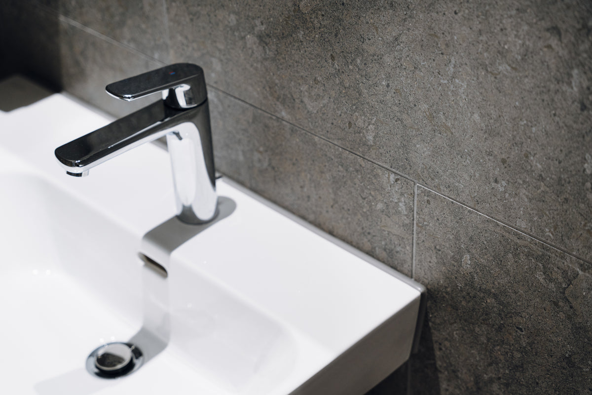 Grafite Dekton 8mm in a bathroom setting