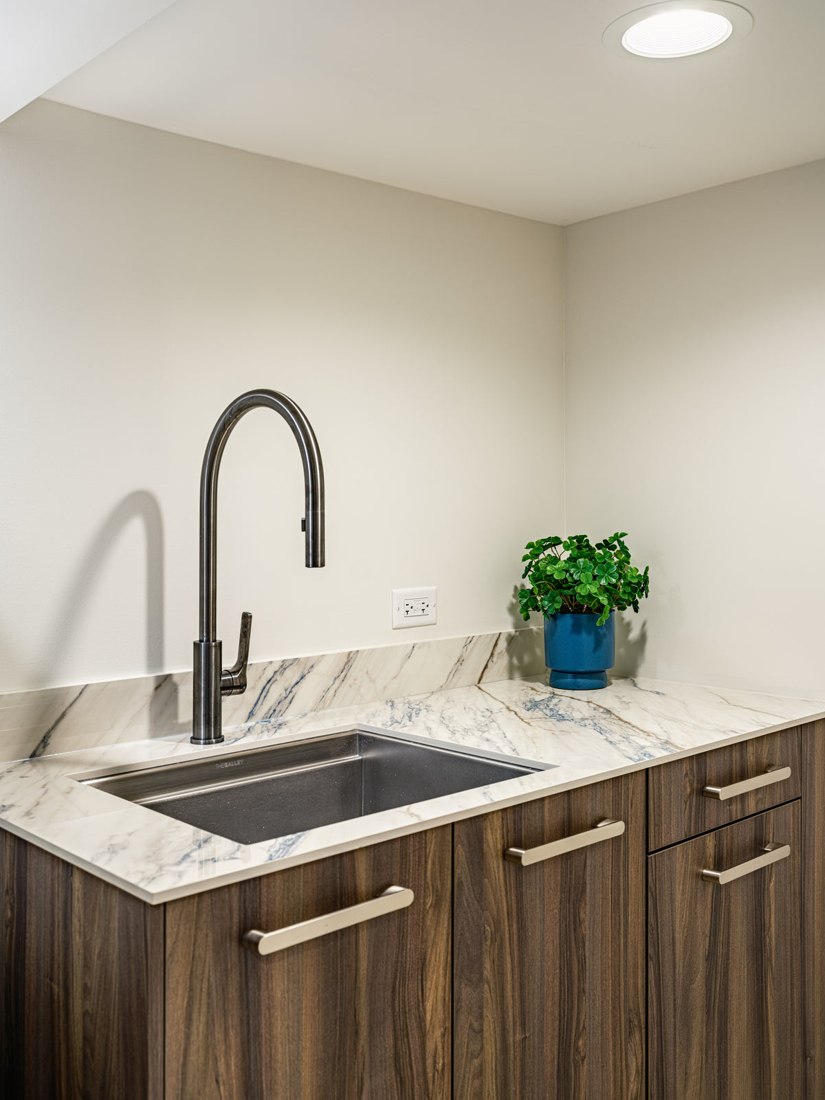 Trance Dekton 8mm in a kitchen setting
