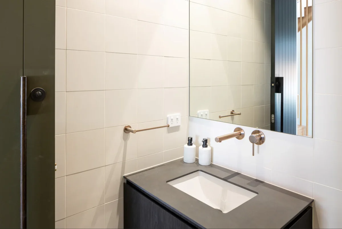 Round Guest Towel Rail - Image 15